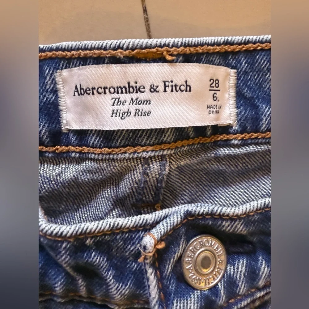 Abercrombie & Fitch The Mom High Rise Blue Jeans Distress Size 28/ 6L Pocket Zip